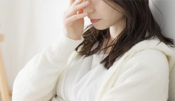 悩んでいる女性