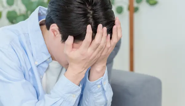 悩んでいる男性